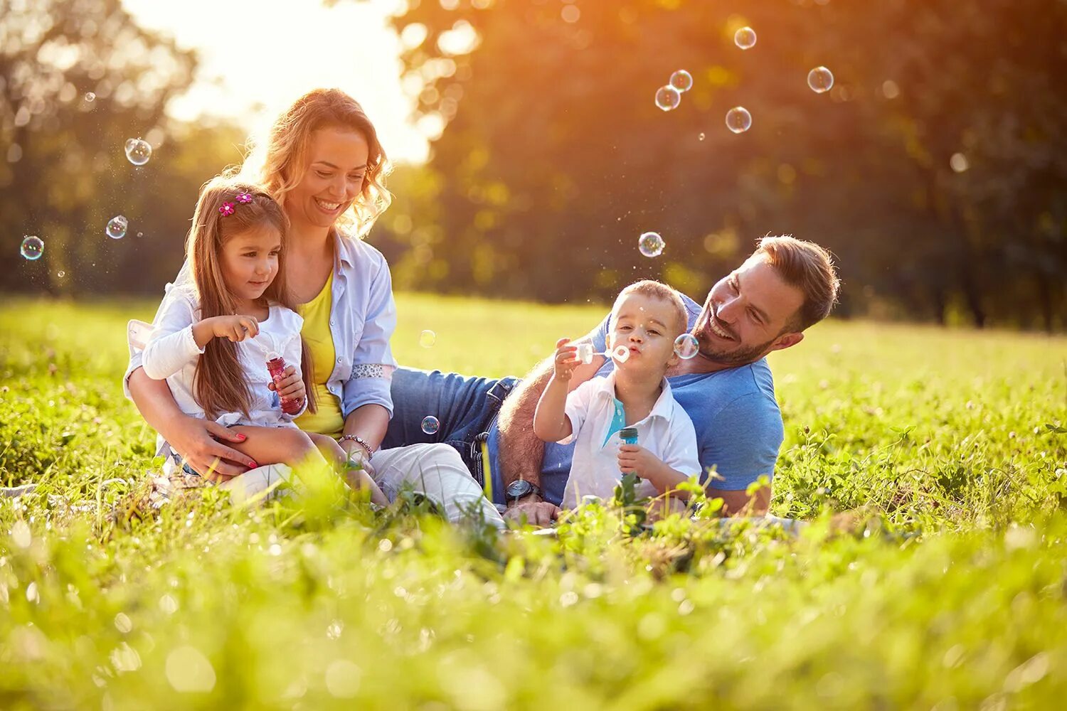 Go love family. Семья со счастливым ребёнком. Ребенок в семье. Фотография семьи. Счастливая семья на природе.