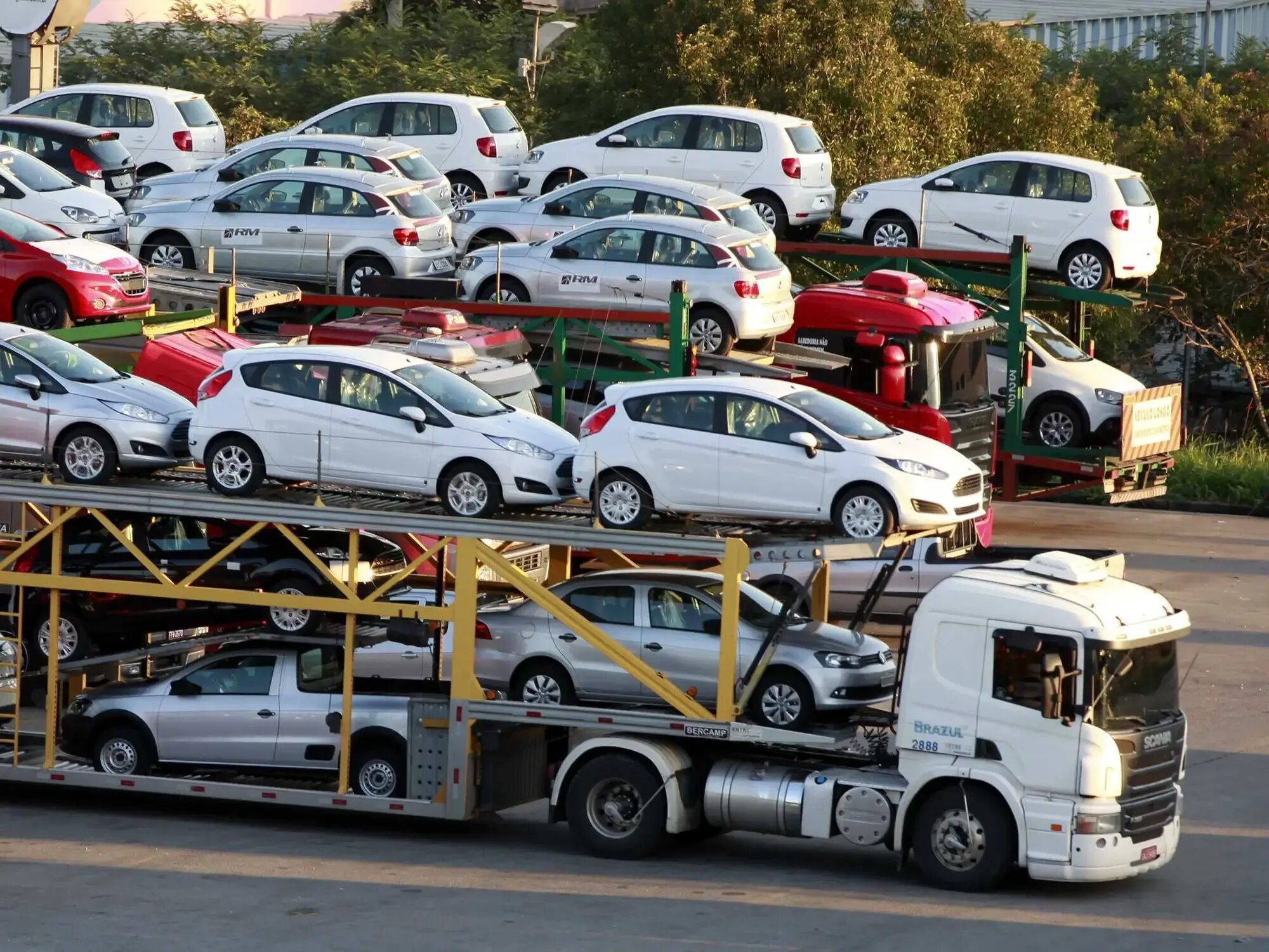 Импортные автомобили. Автомобильный транспорт. Экспорт машин. Машина автовоз. Ввоз гибридов