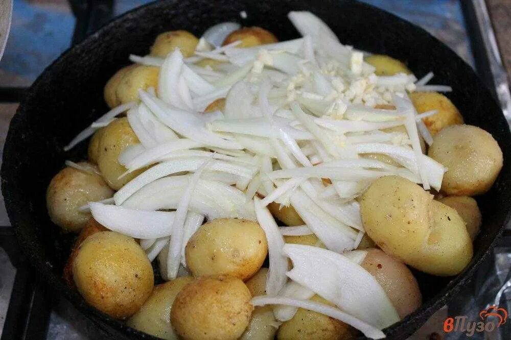 Как готовить жареную картошку с луком. Картошка с луком. жареная картошка с луком. картофель жареный с луком. жареная картошка целиком.