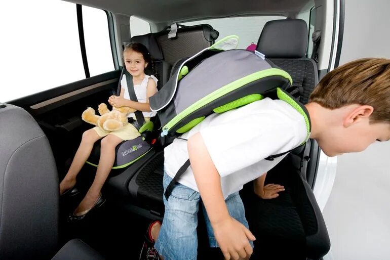 Безопасность ребенка на заднем сидение автомобиля. Рюкзак бустер Trunki. Бустер транки Бустапак. Транки рюкзак автокресло. Рюкзак Trunki бустер сиденье в машину.