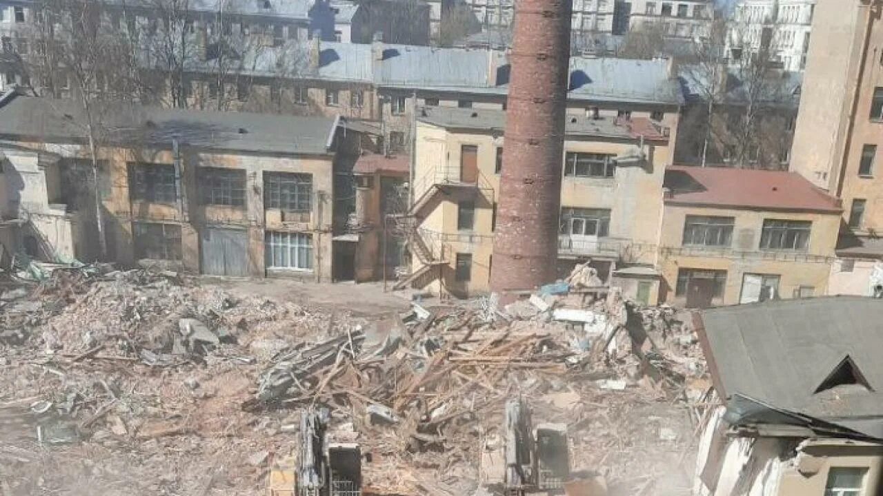 Исторические постройки снесут в петербурге. Сносят дома в сочи. Урбанизм в россии. Снос узбекистан. Демонтаж кирпичного здания.