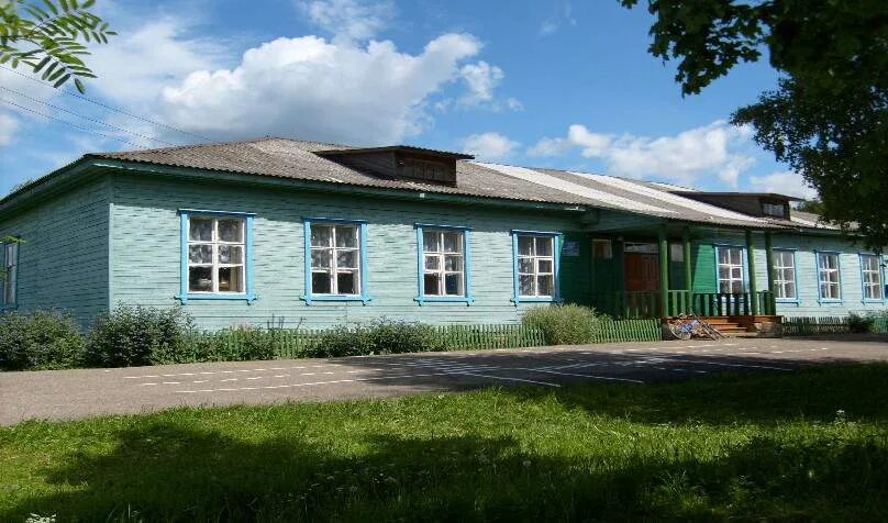 Сутчевская школа марпосадский район. Сельские школы россии. Есть ли в деревне школа. Школа в деревне. Ильинская школа советский район кировская область.