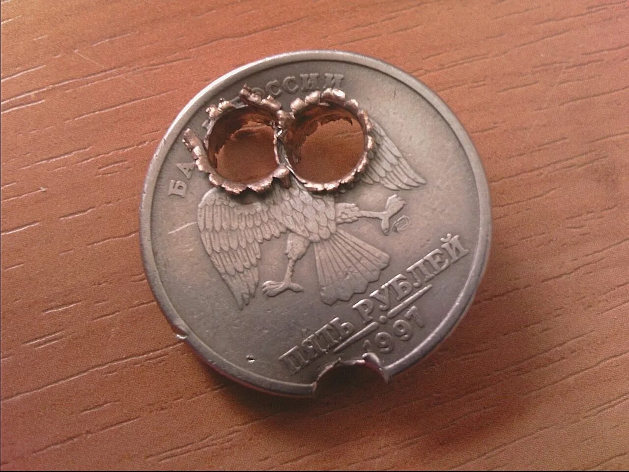 Примета 5 рублей. Простреленная монета. Монета с дыркой от пули. Монета пробитая пулей. Монеты с отверстием.