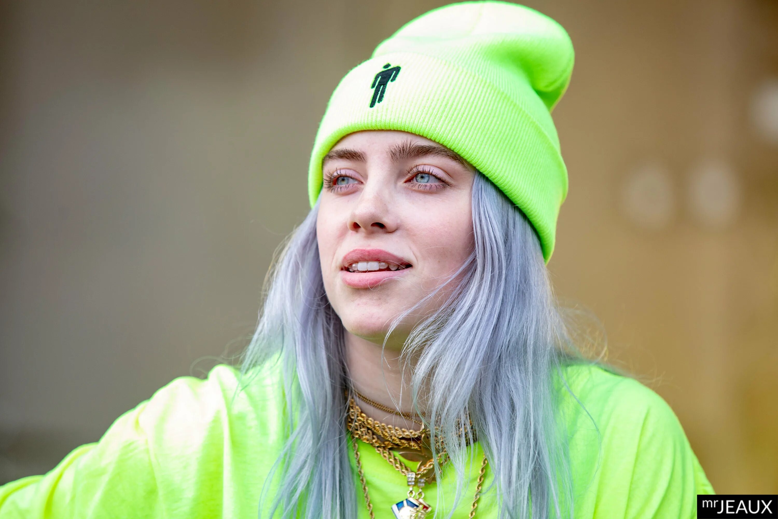 Billie eilish over. Били Алиш. Billy Eilish. Билли Айлиш в зеленом. Шапка Билли Айлиш.