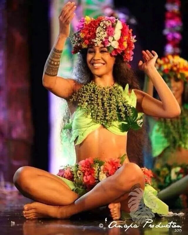 Таитянский танец. Танцовщица на Гавайях. Полинезийские танцовщицы. Гавайские танцы. Таити танцы.