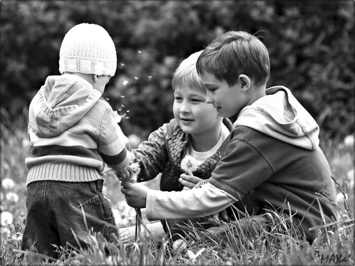 Дети помогают друг другу. Забота о друге. Помогать друг другу. Дружба и забота.