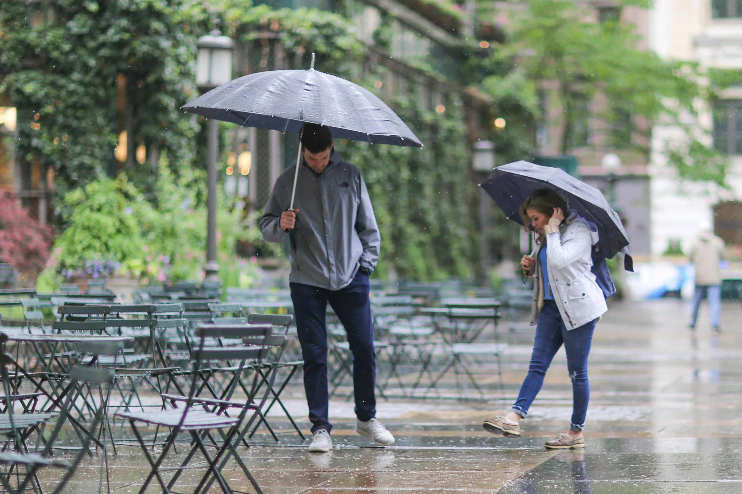 Мс дождь. Улица дождь парк зонт. В парке дождь и зонт лежит. People in the Rain. Rain in Street.