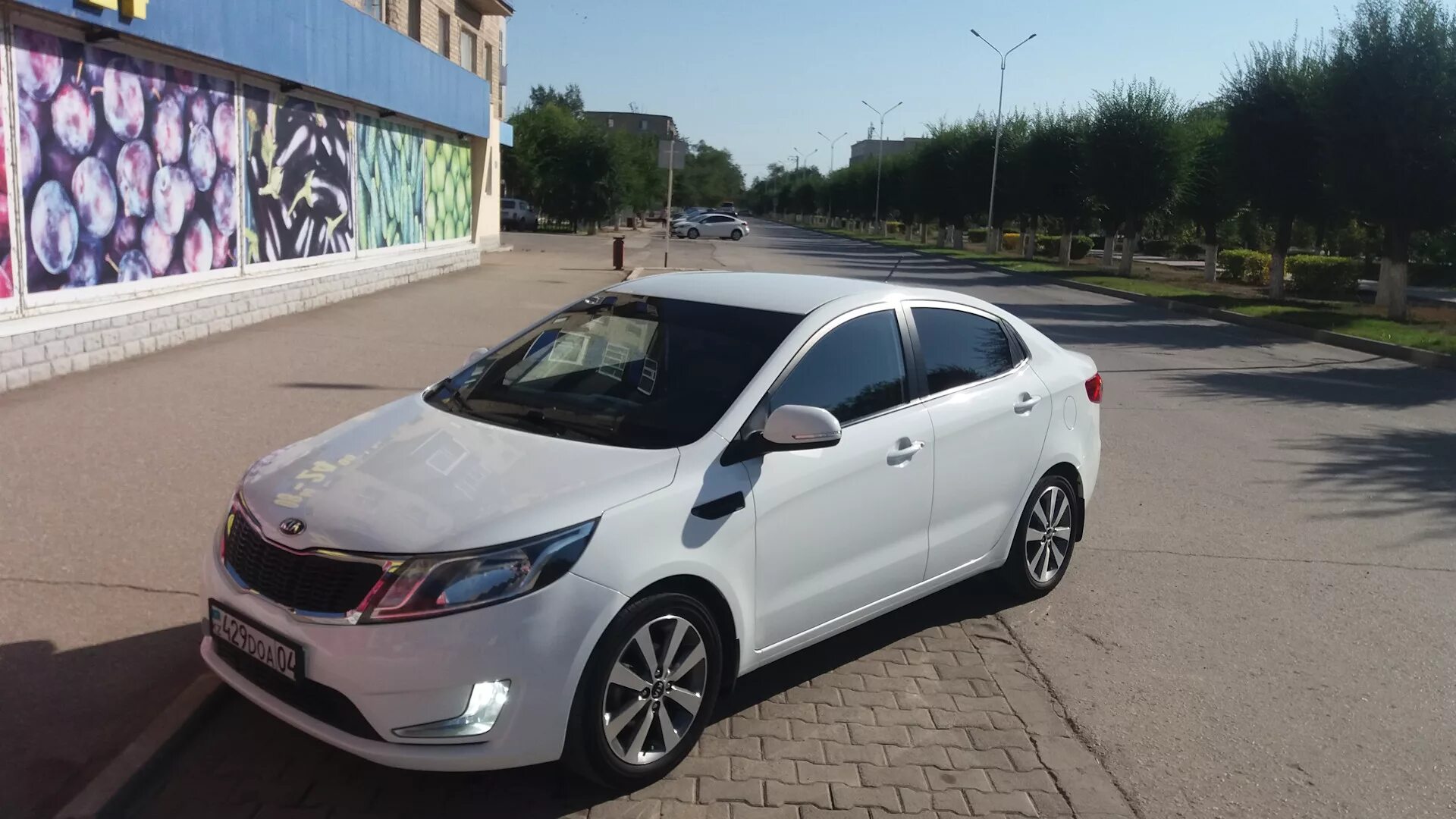 Киа рио 3 на 16. White Kia Rio r16. Kia Rio 3 r16. Kia Rio r16 Premium. Kia Rio 3 диски r16.