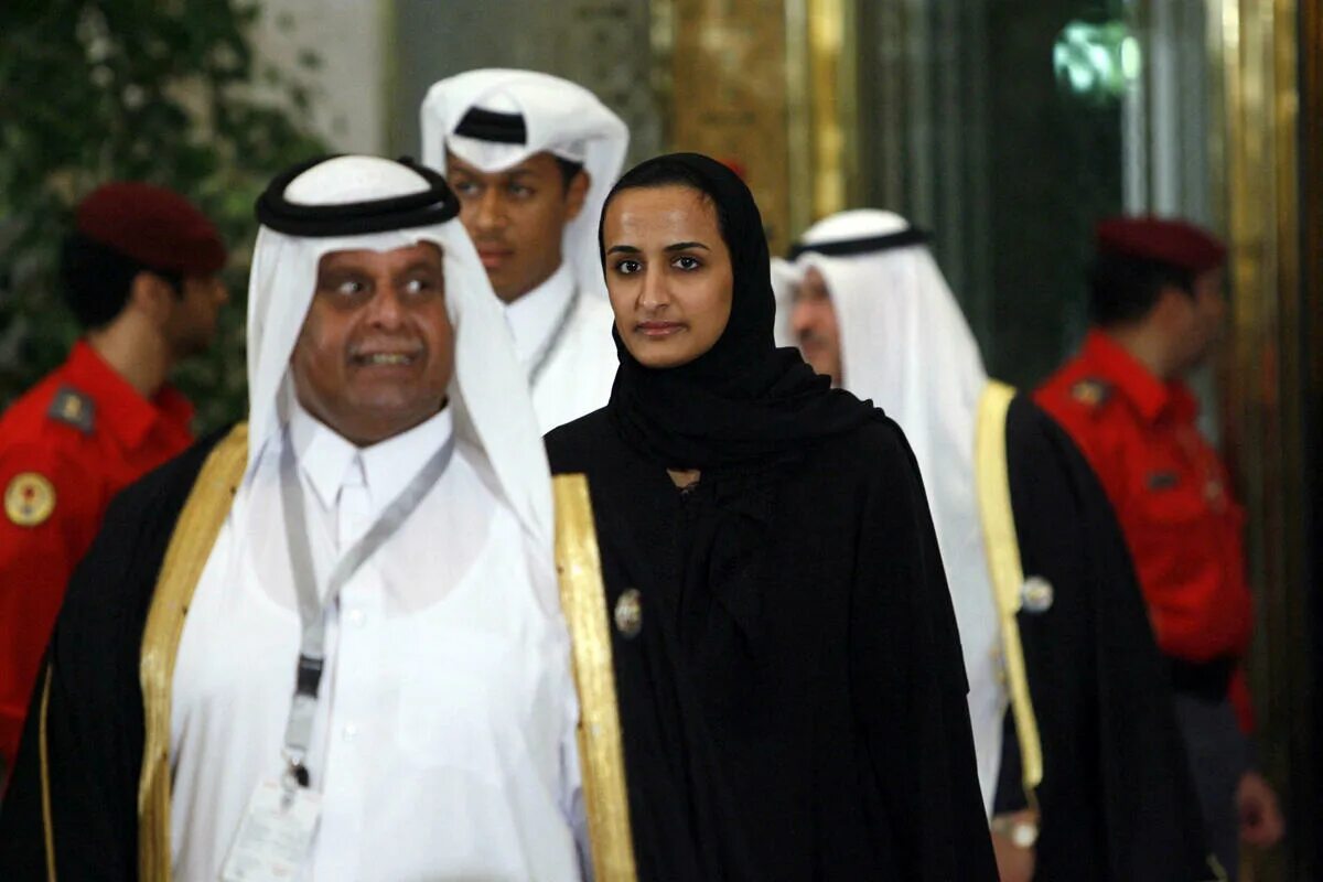 Халиф жена. Жены шейха Катара Хамада Бин Халифа Аль-Тани. Хамад Бин Халифа Аль Тани с женами. Шейх Тамим Бин Хамад Аль Тани и его жены. Эмир Катара Хамад и жены.