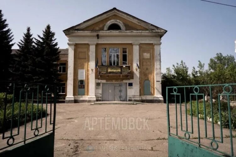 Артемовск риа новости. Пятиэтажки в россии. Фото указательного знака поселок октябрьский аксайский район. Артемовск телеграм. Дк лучезар город катайск.