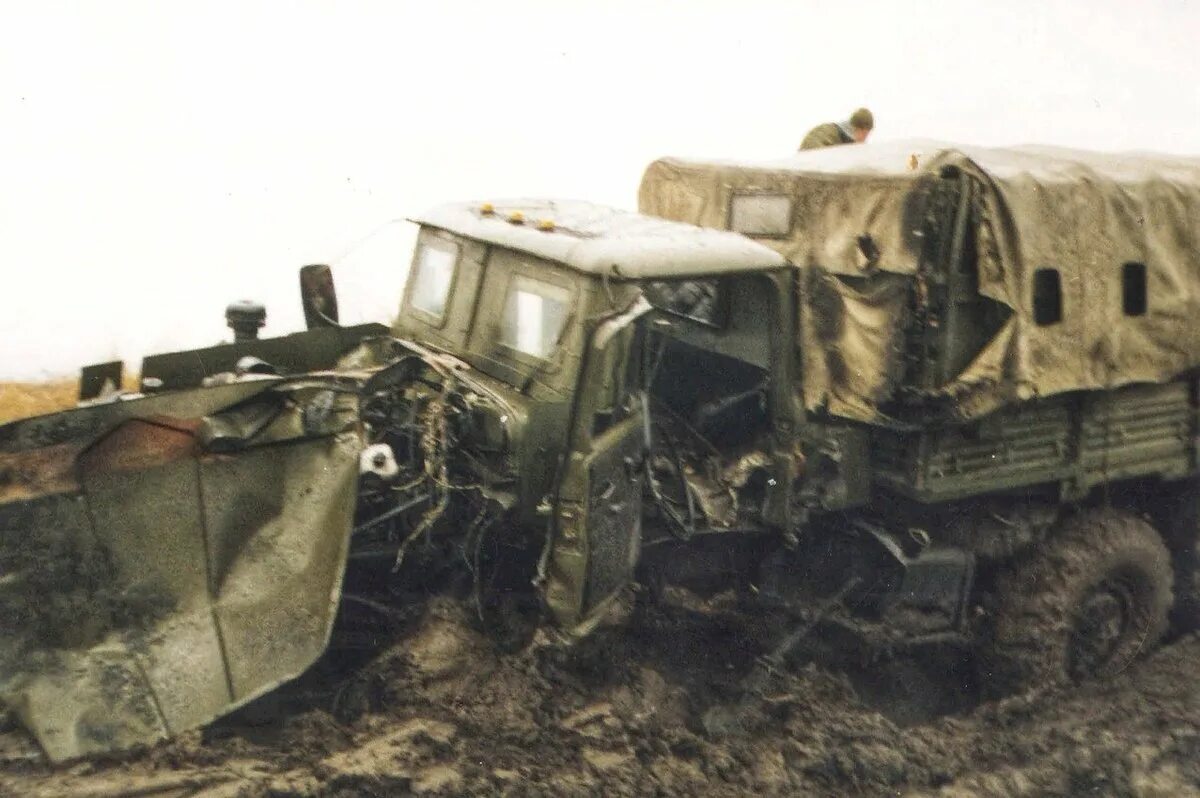 Взрыв фугаса чеченская война шалинский район. Разбитые урал 4320. Бмп 1 всу. Бтр 80 подбитый в грозном. Подрывы в чечне.
