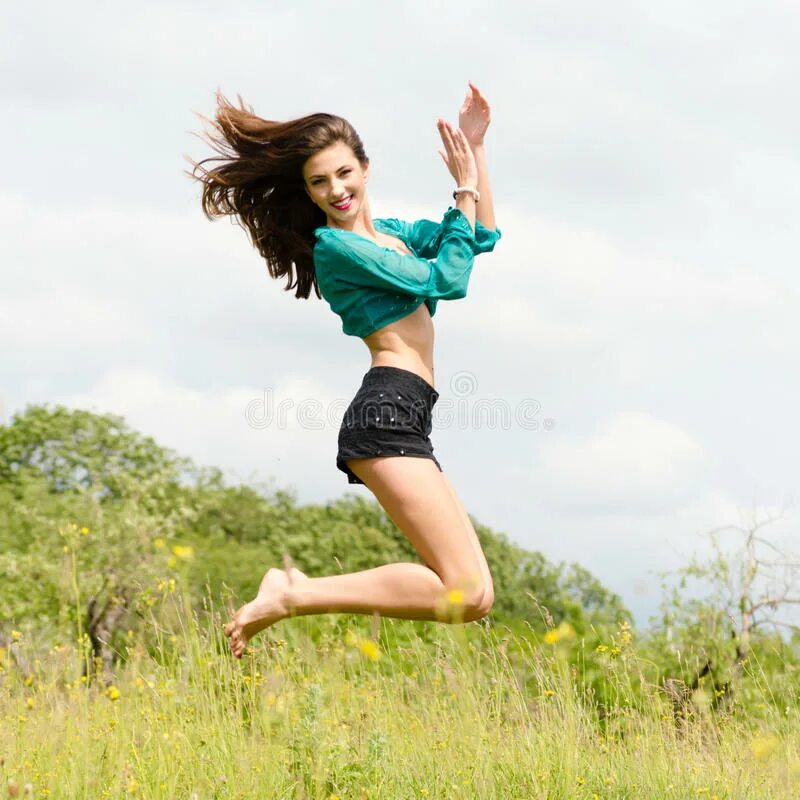 Прыгает на голове. Радостные в прыжке на лугу. Шпагат в воздухе. Девушка в прыжке. Человек радостный.