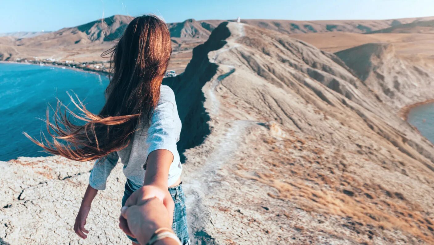The way you follow me. Девушка следуй за мной. следуй за мной горы. следуй за мной на горе. follow me горы.
