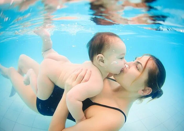 Мама и малыш в бассейне. Мама и ребенок под водой. Мама с ребенком в воде. Мамы с младенцами в бассейне. Мама друг бассейн