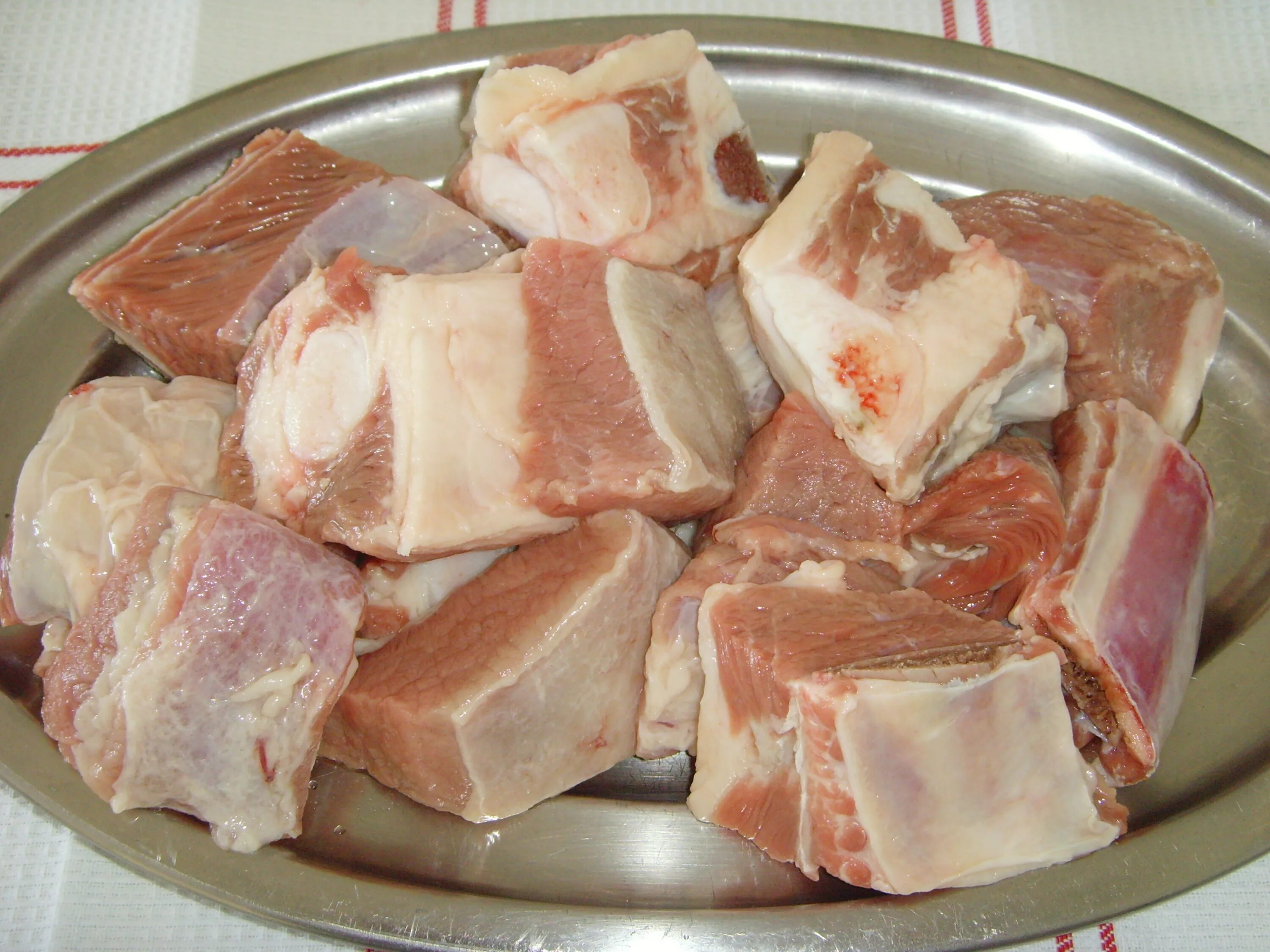 Грудинка свиная соленая в рассоле. Грудинка в рассоле. Солонина из грудинки свинины. Грудинка в рассоле с чесноком. Посол свиной грудинки.