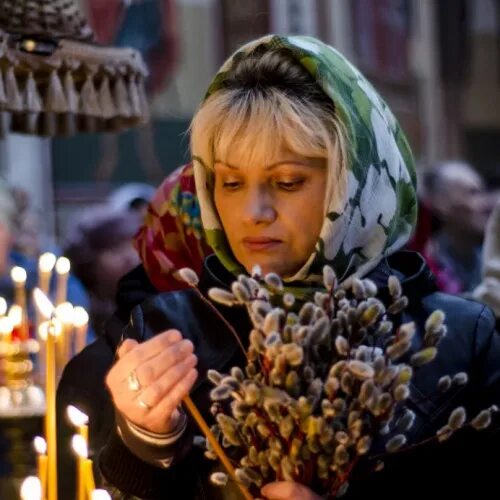 Масленица вербное воскресенье пасха. Вербная неделя в славянской традиции. Вербная неделя 2023г. Шикарная русская в платке женщина Вербное воскресенье. Вербная неделя в славянской традиции фото.