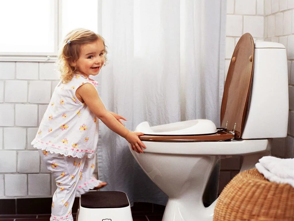 Маленькие дети в туалет. Ребенок на унитазе. Как почистить горшок для ребенка. Накладка на горшок для ребенка своими руками. Как помыть горшок ребенка после.