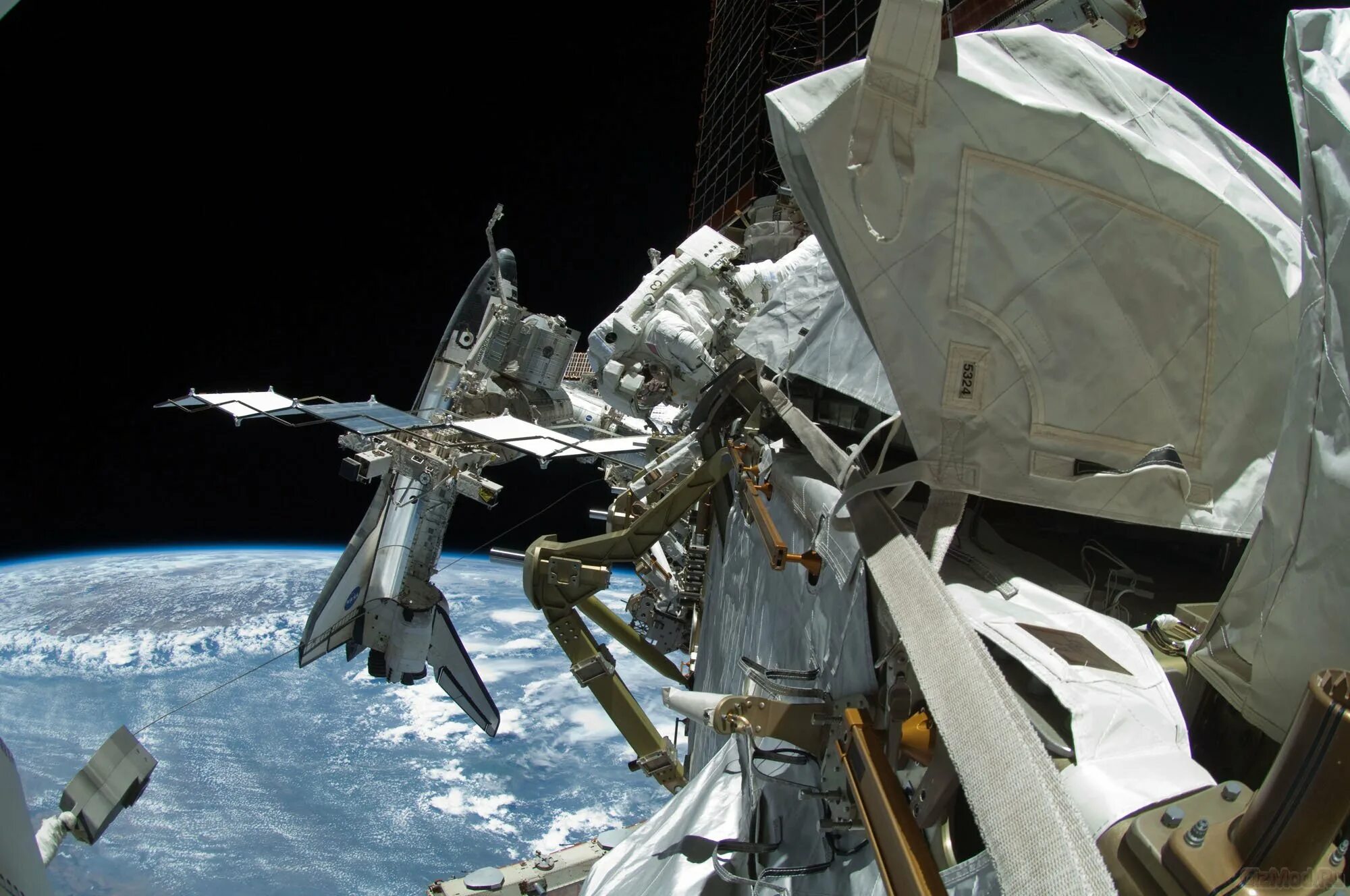 Какой корабль сейчас в космосе. Шаттл Индевор и МКС. Модуль МКС «купол» (Cupola). МКС Space Shuttle. Космическая станция НАСА.