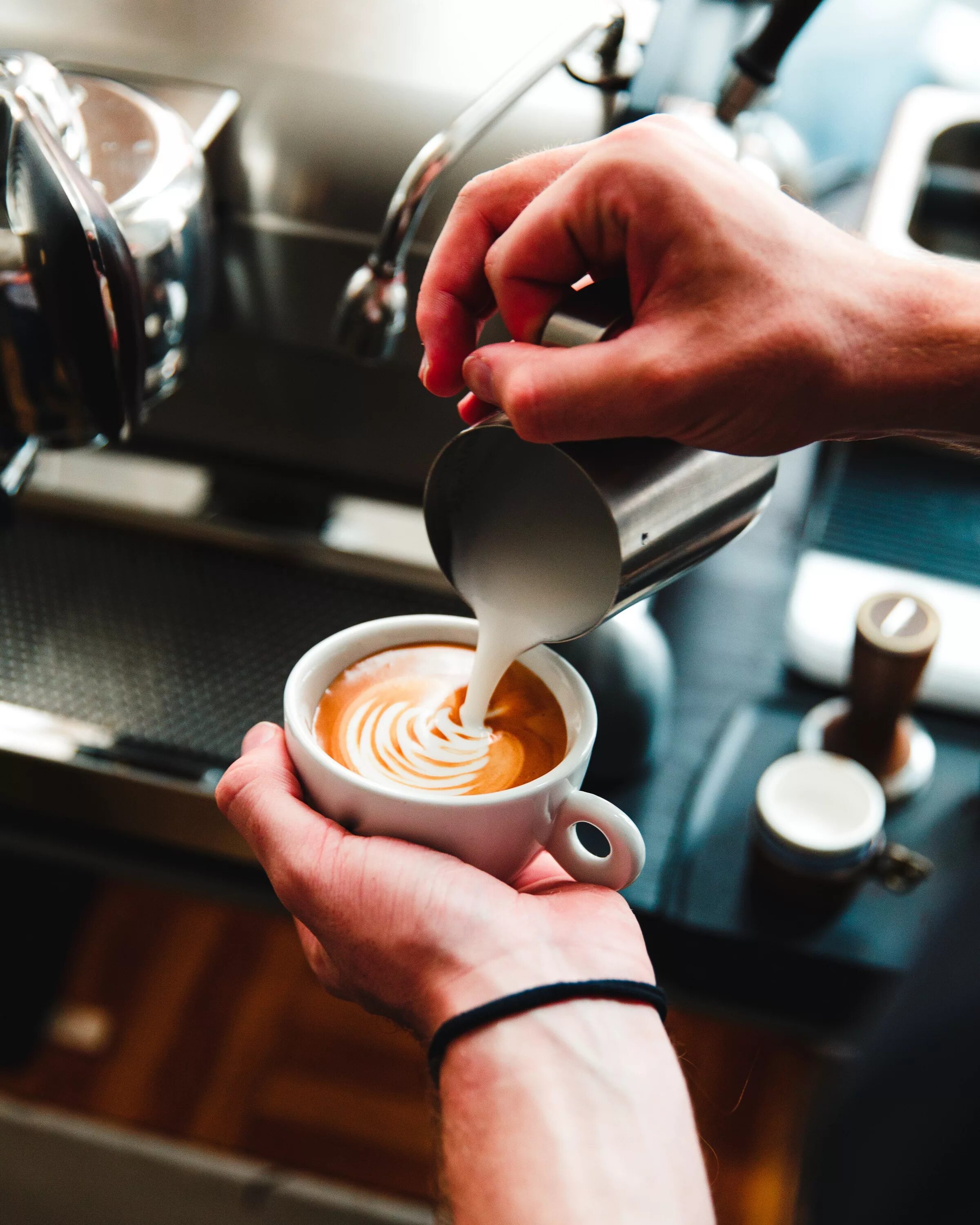 Капучино латте арт эспрессо. Эспрессо эспрессо бариста. Бариста кафе Coffeeshop. Латте капучино бариста. Вкусное эспрессо