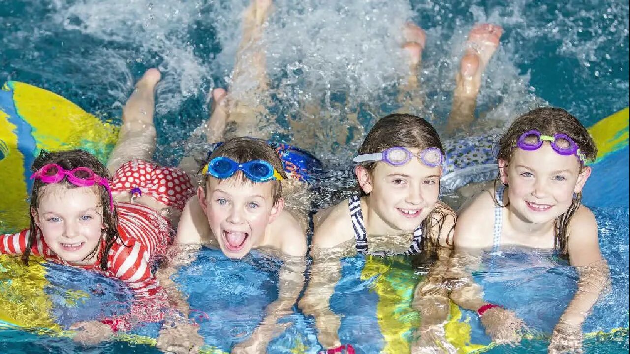 The children are swimming. Плавание дети. Дети бассейн лето. Плавание дети лето. Дети плавают в костюмах.