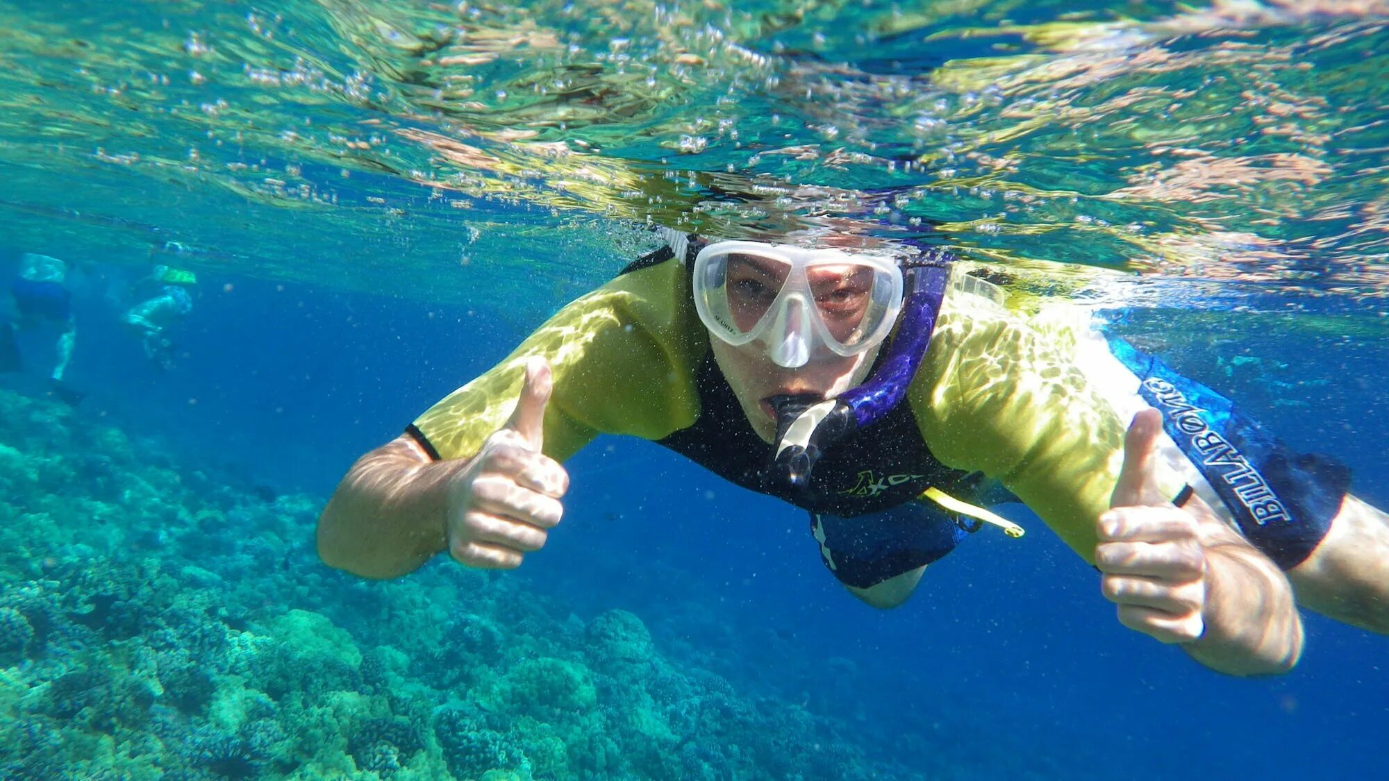 Сноркелинг в Египте. Красное море снорклинг. Подводное плавание с маской и трубкой. Плавать под водой.
