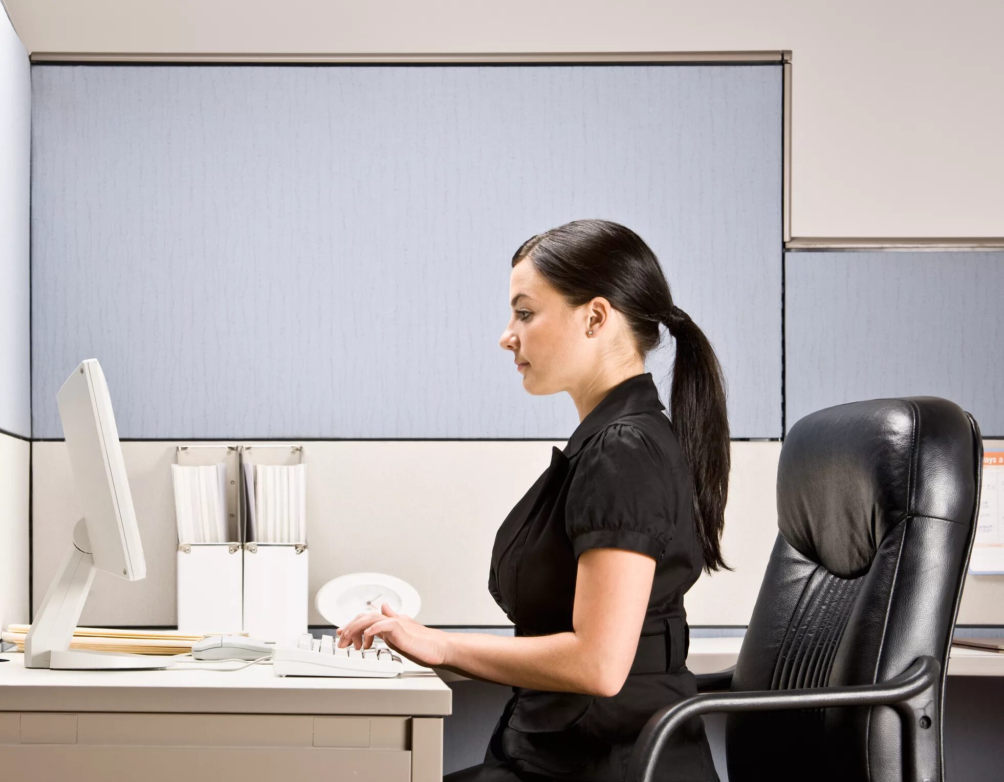 Можно прямо на рабочем. Сидит в офисе. Люди сидят в офисе. Осанка человека который сидит за компьютером. Девушка сидит за компьютером.