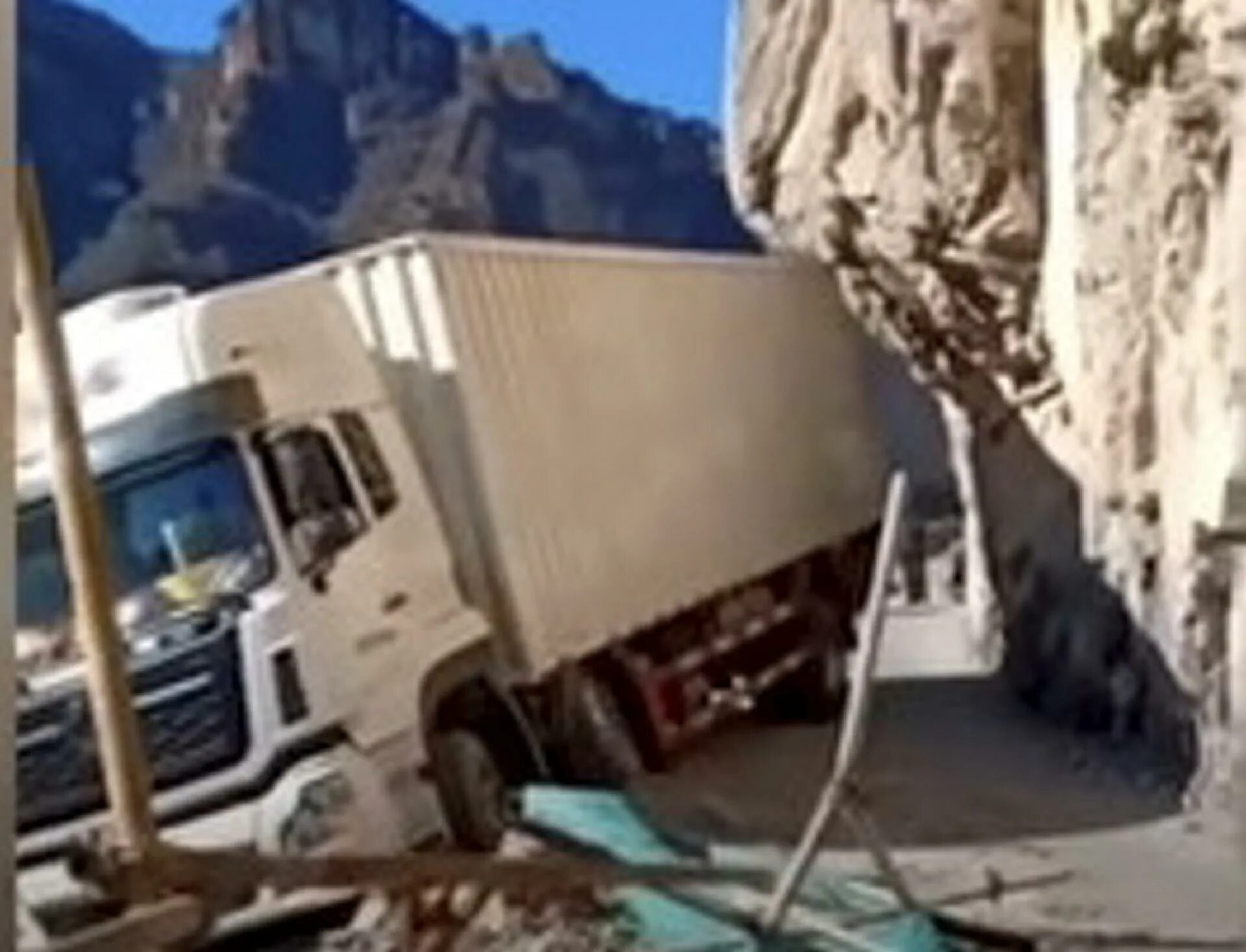 Сдавать грузовик. Водителя китайца раздавил задом сдававший грузовик.