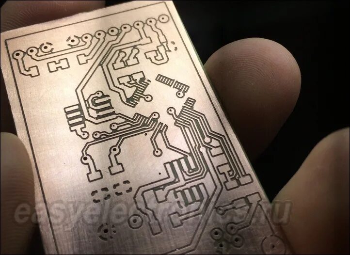 лазерное гравирование печатных плат. печатная плата на чпу. печатные платы гравировка. гравировка печатных плат. Gtx970m темный текстолит.