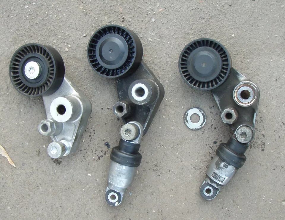 Пежо 605 ролик натяжной. Натяжной ролик мазда 6 gg 2. Как выглядит натяжитель ремня. Натяжитель ремня gates t42048. Натяжитель приводного ремня т 5 2.