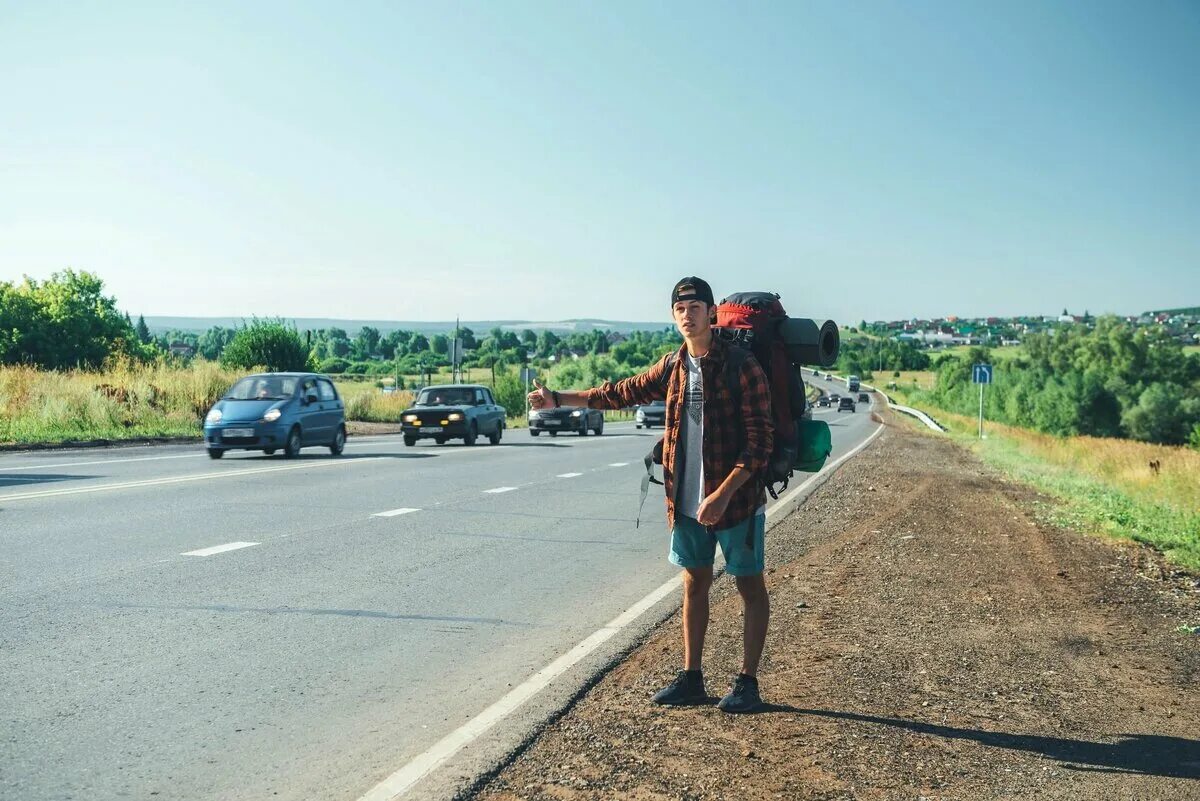 Девки у дороги. Попутчики на машине из санкт петербурга. Сервис поиска попутчиков на автомобиле. Фото на дороге девушки. Блаблакар.