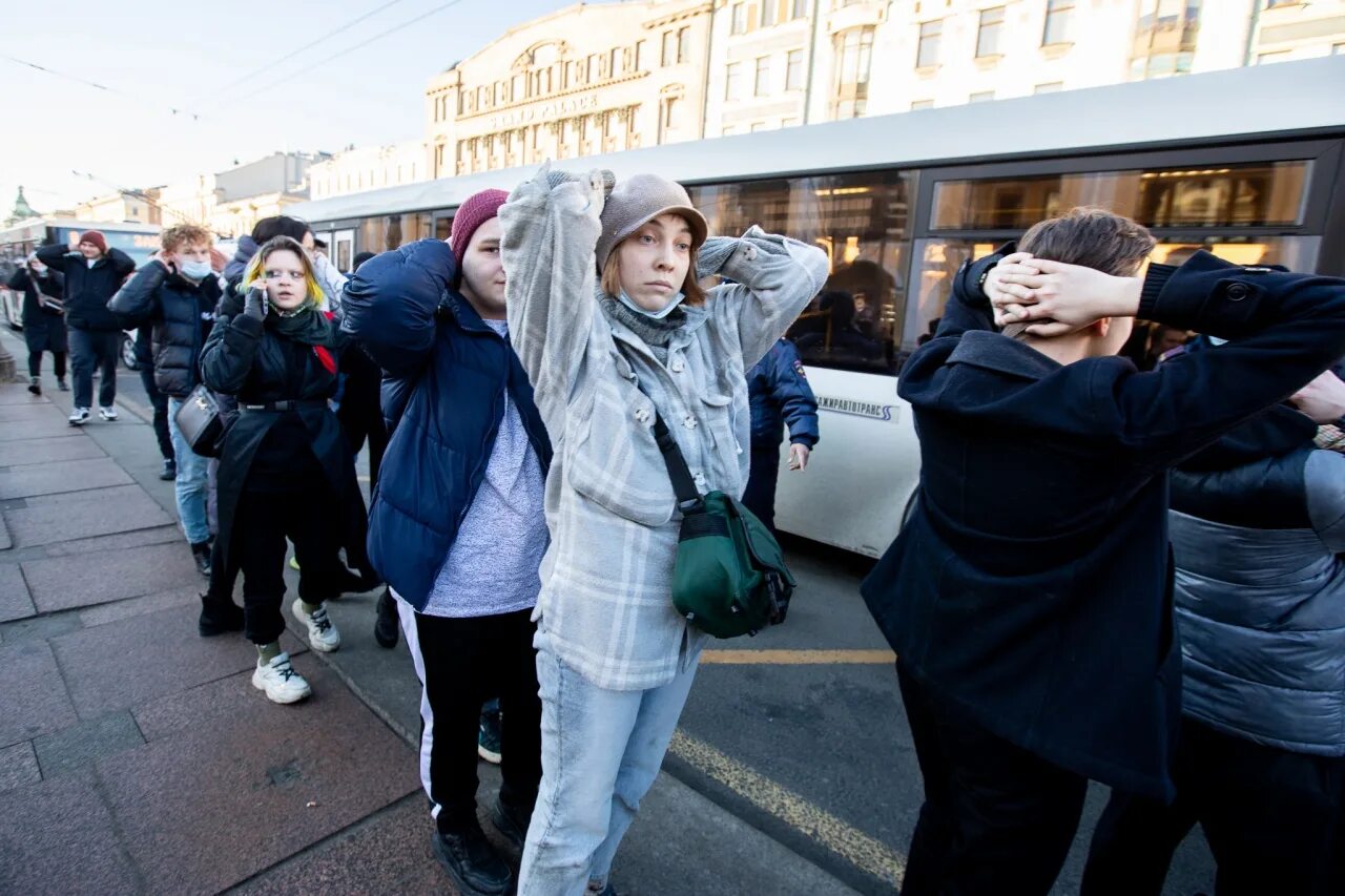 Митинг на Невском проспекте. Фонтанка протесты в СПБ. Митинг Гостиный двор. Митинг на Фонтанке 2011. Митинг матери