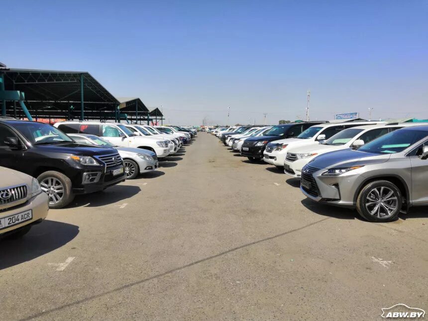 Авторынок кудайберген бишкек. Кыргызские национальные вещи. Чон сары ой коттеджи. Киргизский авторынок. Традиционный кыргызский ала кийиз.