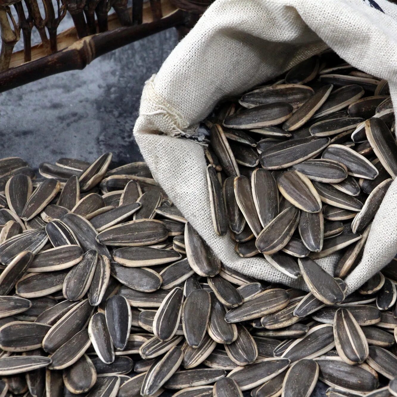 Как выглядит тонна семечек. Семена подсолнечника в мешках. Семечка подсолнечника кондитерская. Много семечек. Тонна семечек.