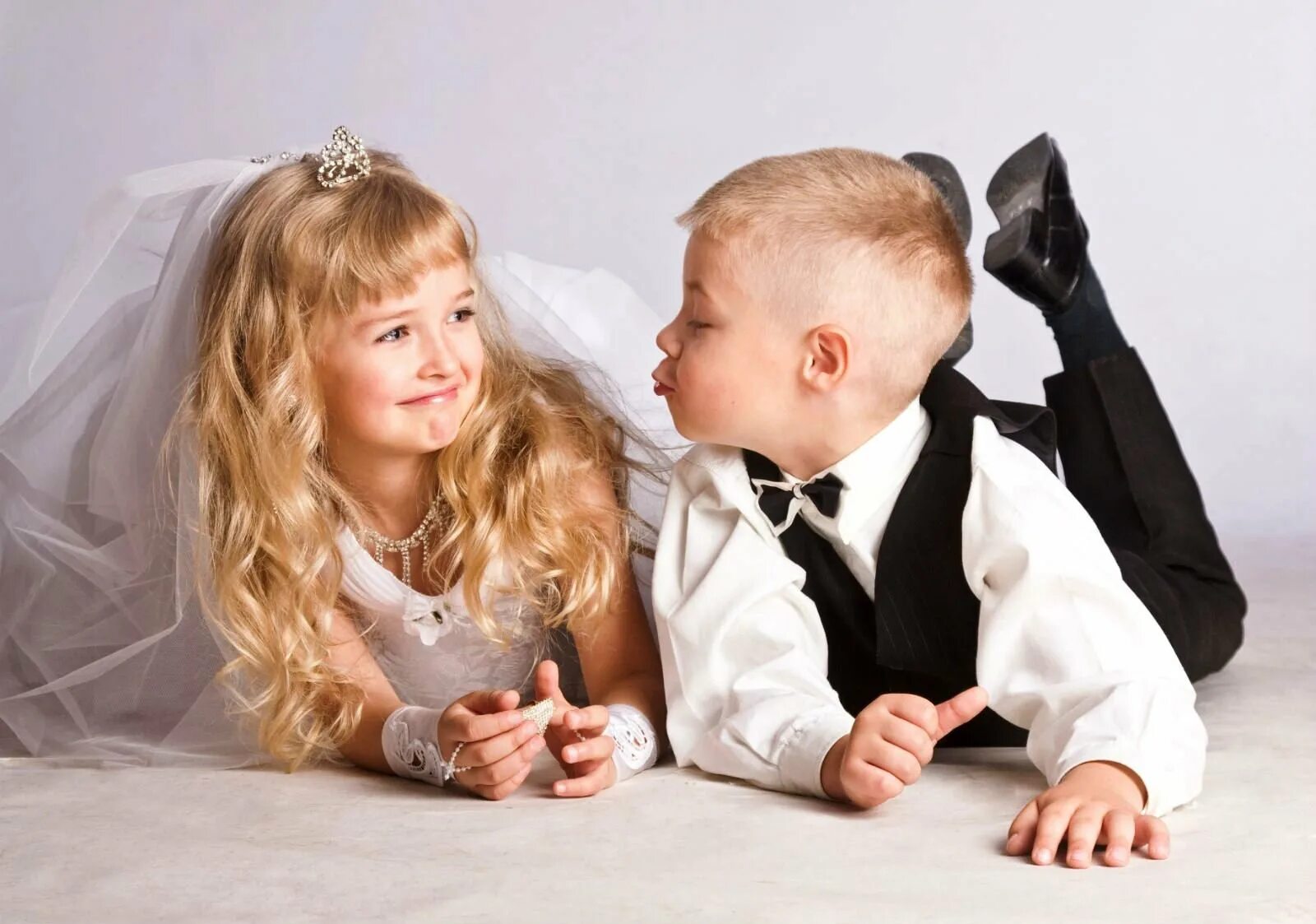 Малыши на свадьбе. На мальчика и на девочку на свадьбе. Дети в свадебных нарядах. Женится на ребенке девочки. Женится на ребенке девочки.