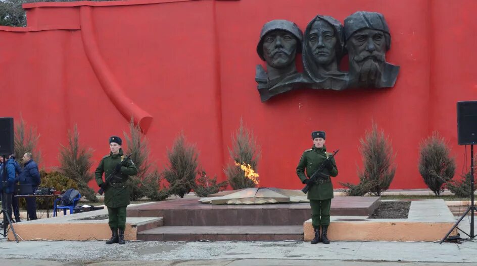 Парк Победы Кропоткин. Мемориальный комплекс парк 30-летия Победы Кропоткин. Парк 30 летия Победы город Кропоткин, памятники. Парк 30-летия Победы Кропоткин вечный огонь.