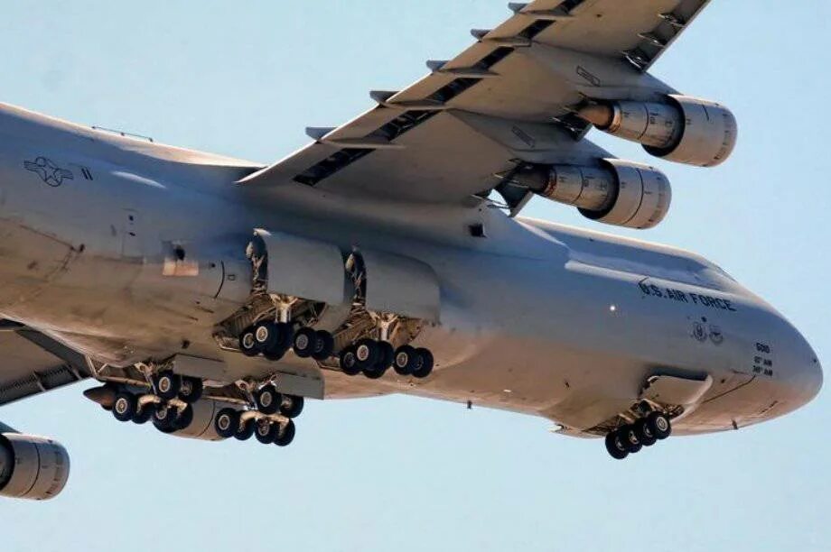 Lockheed c-5m super galaxy. Локхид с 5 галакси самолет. Си 5 галакси самолет. Самые большие военно транспортные самолеты. Lockheed c-5m super galaxy ввс.