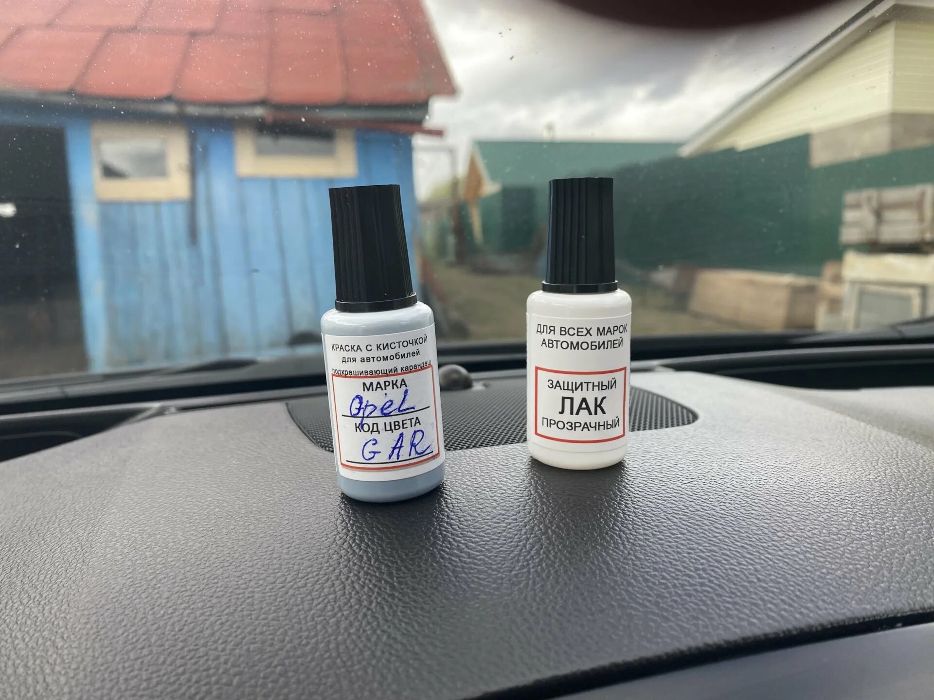 Краска для сколов на автомобиле. Подкраска сколов лаком. Подкраска seat - glam beige j4. Кисточка для подкраски сколов на автомобиле. Подкраска сколов.
