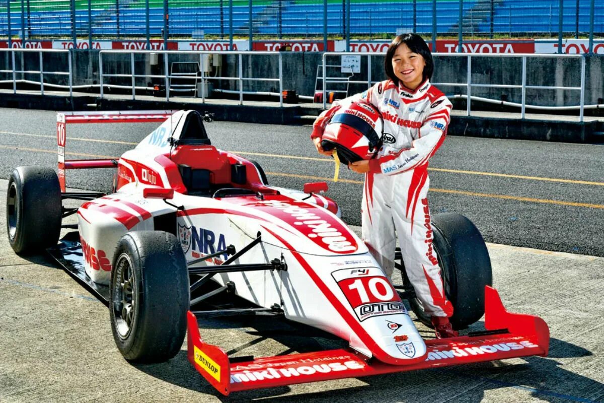 Формула 1 япония гонка. Juju Noda. Гонщики формулы 1. Дзюдзю нода гонщица. Juju Noda японская гонщица.