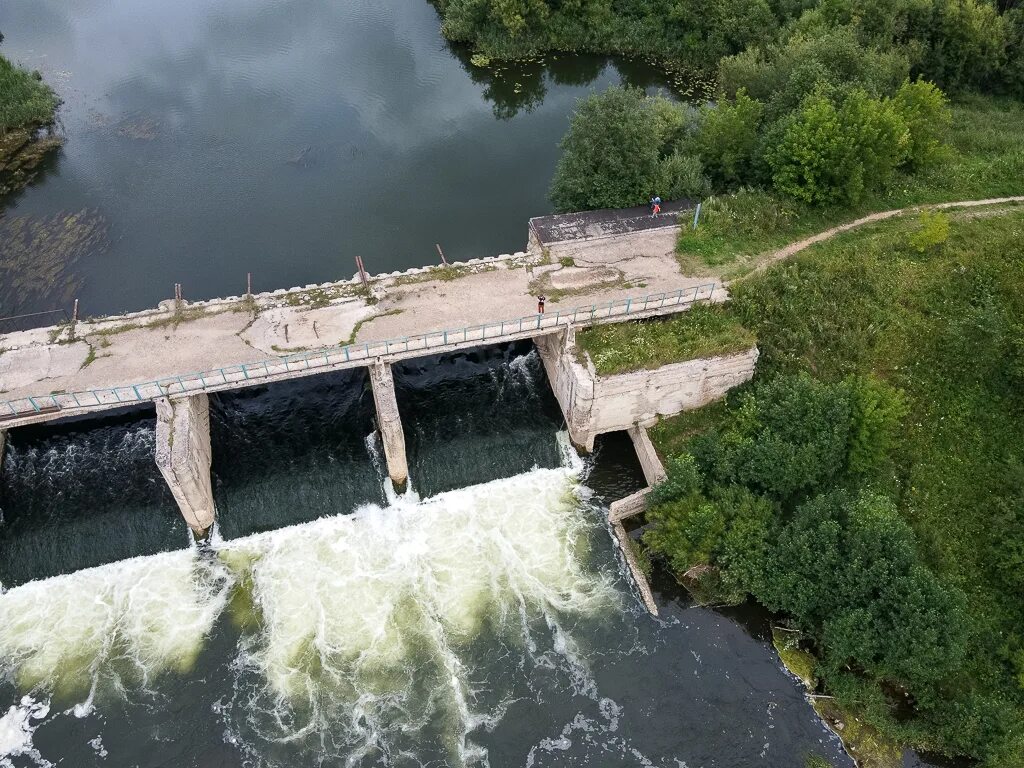 Висимо-шайтанский пруд. Поселок висимо шайтанский свердловской области. Горбинская гэс. Смородинское водохранилище висим. Висим поселок плотина.