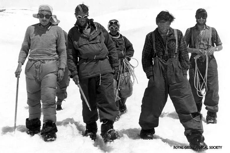 Хиллари и Тенцинг. Тенцинг Норгей на вершине Эвереста в 1953 году. Первая экспедиция на эверест