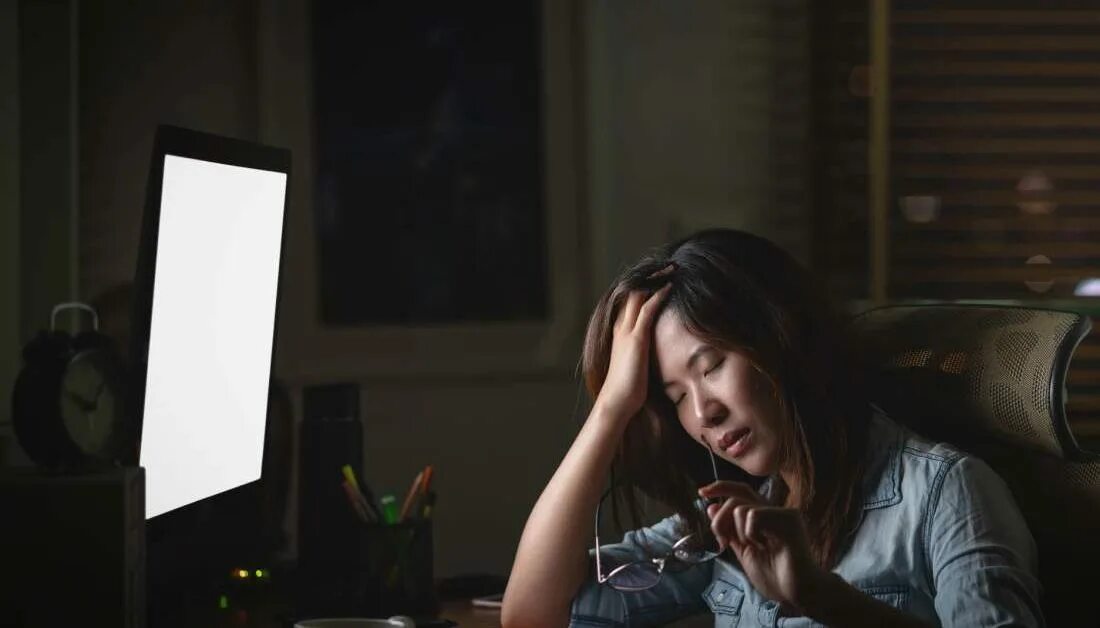 Девушка айтишник. Stay up late at night. Late at night фото. Чтение в темноте. Stay up late at night.