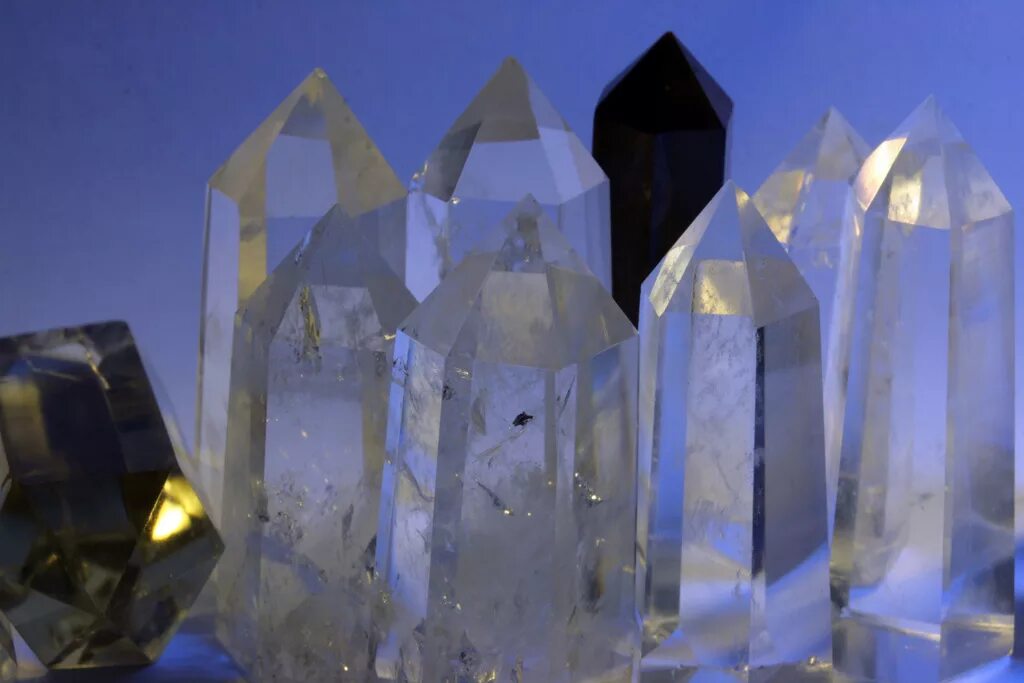 Quartz crystal. Кварц (горный хрусталь). Горный кварц. Кристаллы горного кварца. Горный хрусталь Кристалл.