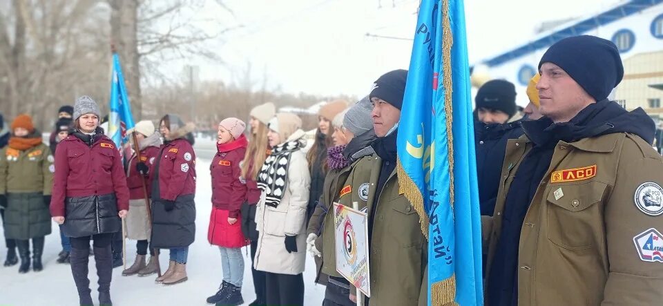 Время молодых движение. Фотографии праздника 9 мая в Рубцовске. Марш в день России движение местные. Молодёжное движение анимешниов.