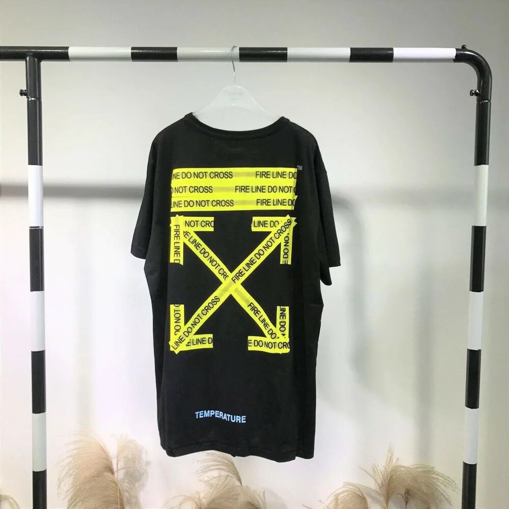 Off white оригинал. Худи офф вайт 2013. черный крест бренд одежды. майки оф вайт 2019 года. рука off white.
