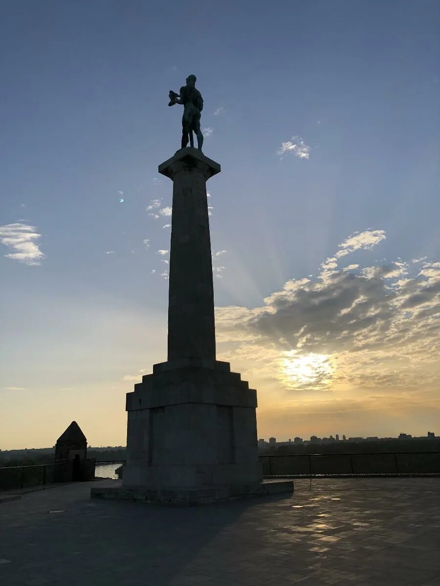 Сербия памятники. Победник Белград. Памятник победник в Белграде. Белград монумент победник статуя. Калемегдан памятник.