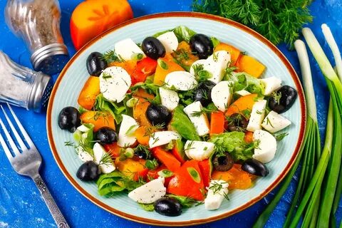 Салат с моцареллой и овощами