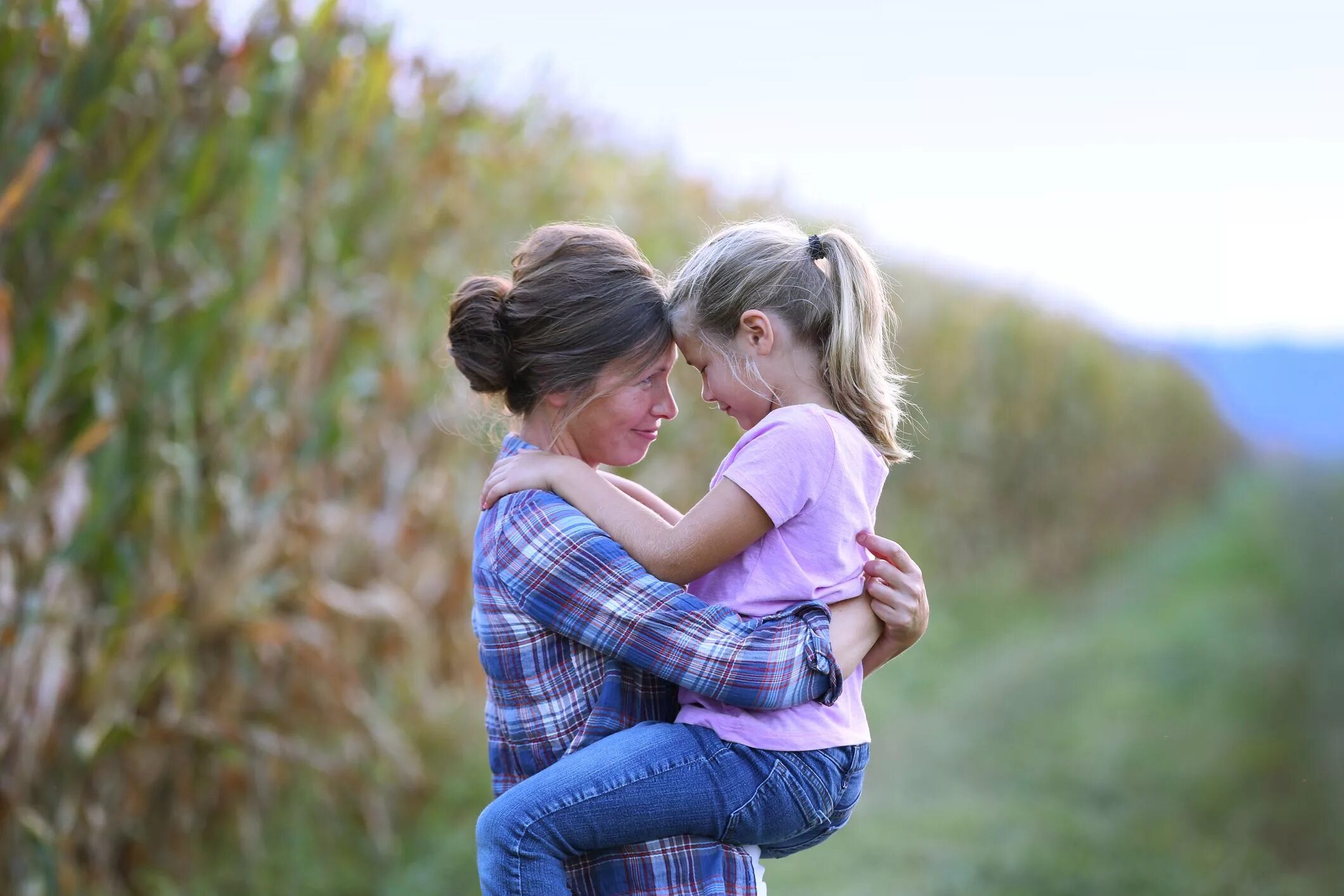 Moms girl lesbian. Мама и дочка. Мама целует дочку. Мама обнимает дочь. Мама с дочкой поцелуй.