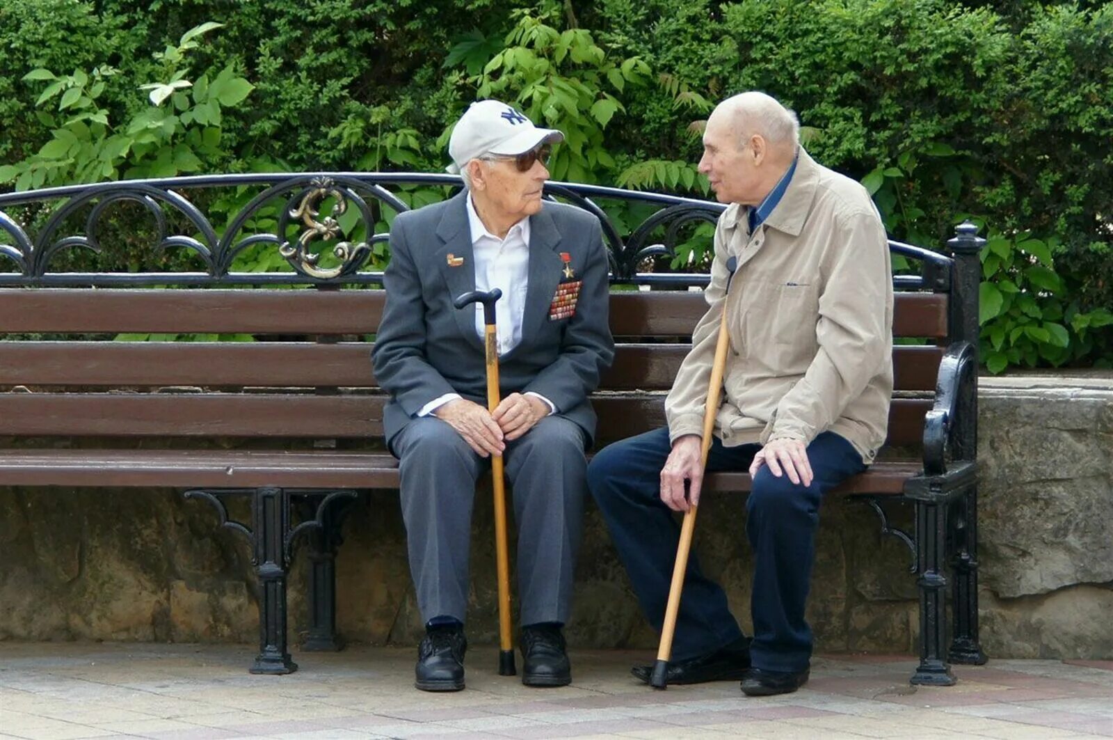 Старики спорят. Пенсионеры на лавочке. Дед на скамейке. Старик на скамейке. Два старика на лавочке.