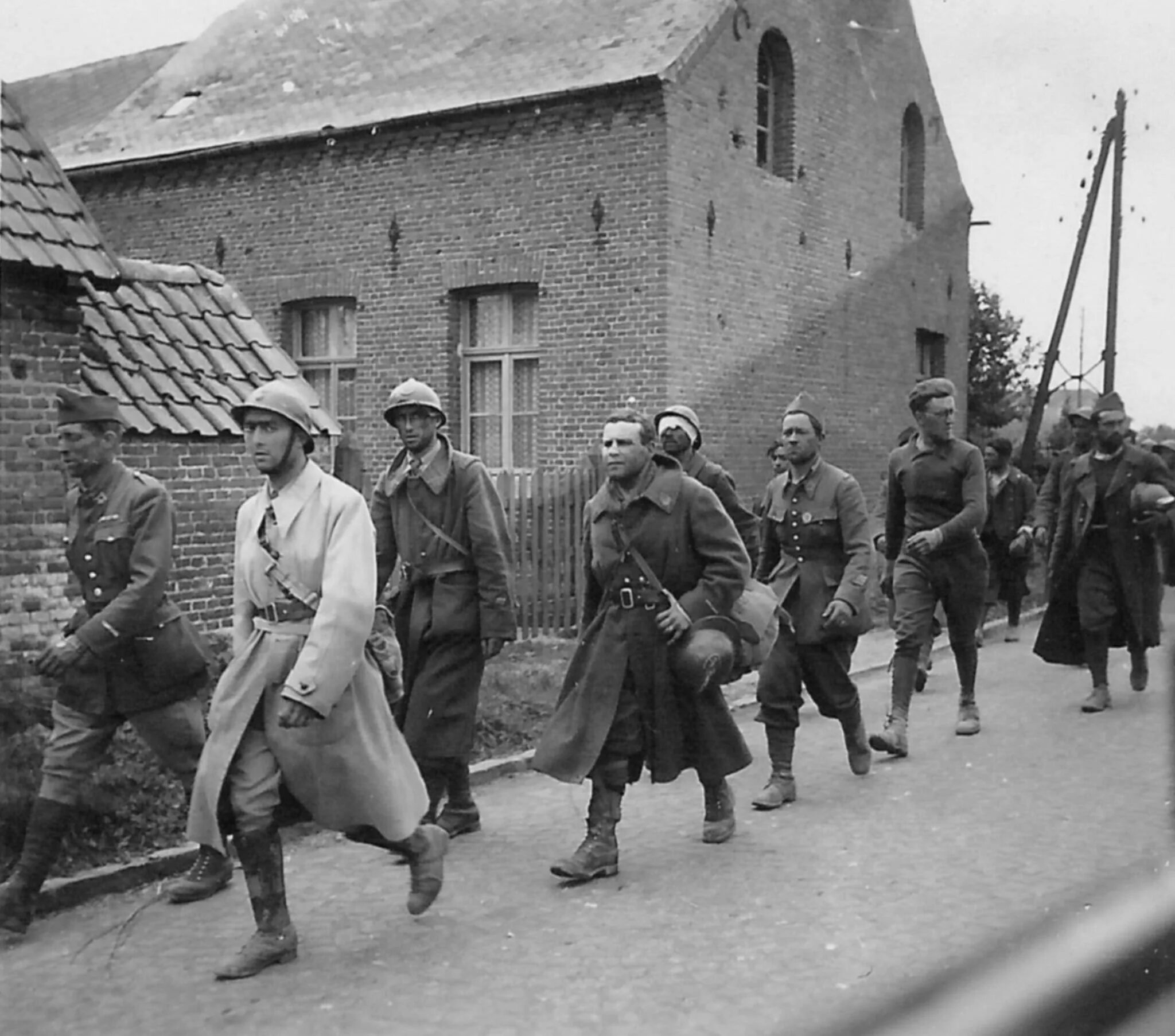 Французы во второй мировой. Солдат Франции 1940. Пленные французские солдаты 1940. Немецкие солдаты во Франции 1940. Французские солдаты второй мировой 1940.