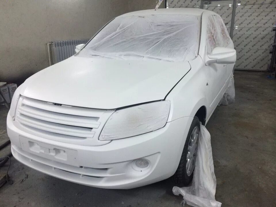 Белый перламутр авто. Авто лак белый. Мерседес белый матовый перламутр. Плёнка для автомобиля цвет white metallic satin. Белый матовый цвет машины.